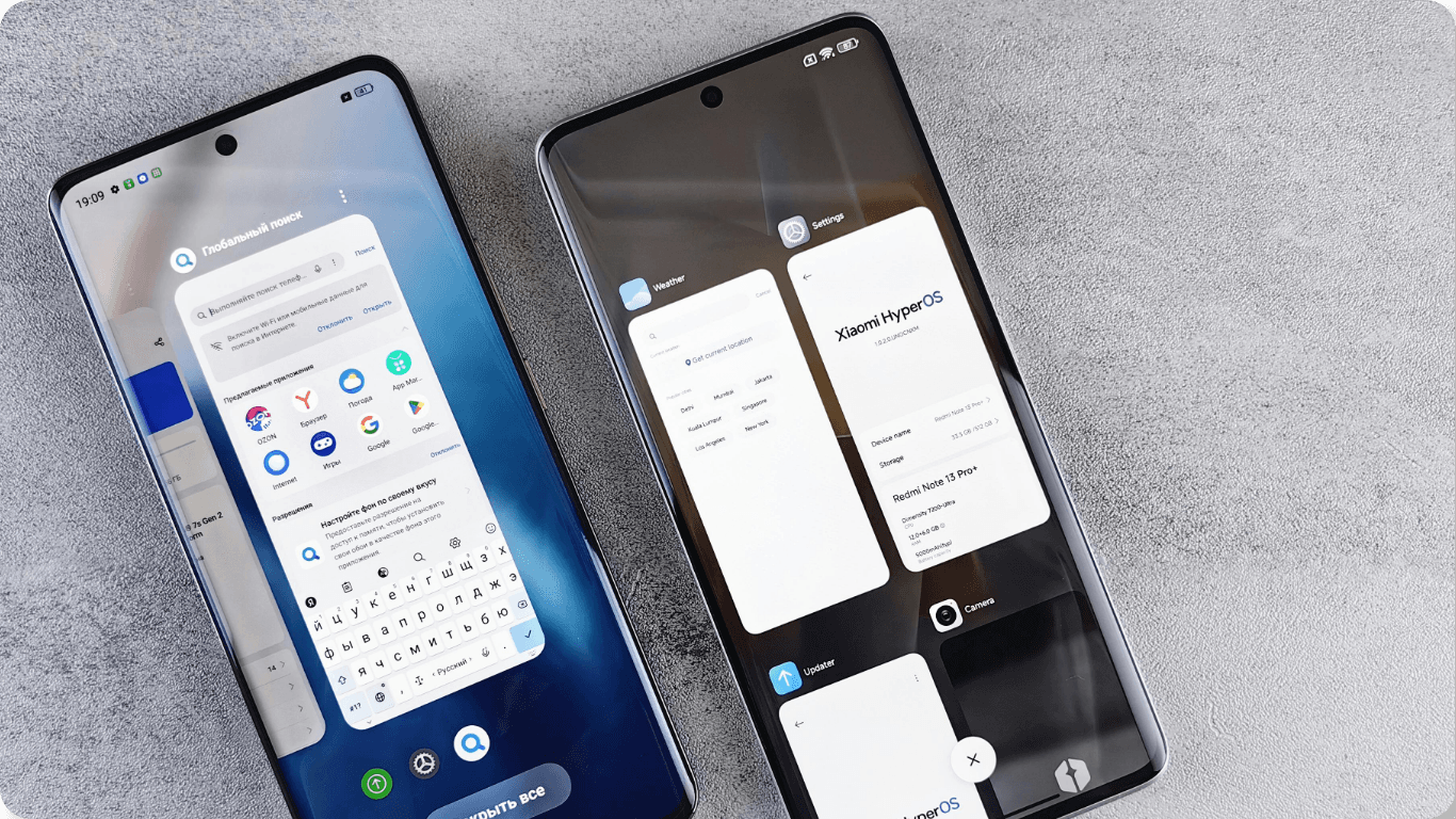 Deux smartphones affichant des interfaces mobiles